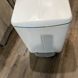 happimess 10.6 Gallon Cotton White Steel Indoor Kitchen Step Trash Can 