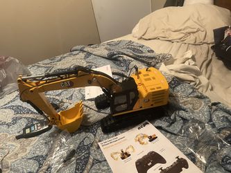 Radio Control  Excavator  with  a grapple and Hammer  Thumbnail