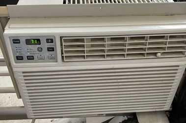 Window Airconditioner 8,000btu W/ Instructions And Remote