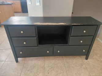 Free dresser ***PENDING PICKUP***
