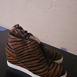 L. Paolo Size 6.5 Tiger Print Stripped Slip On Heels