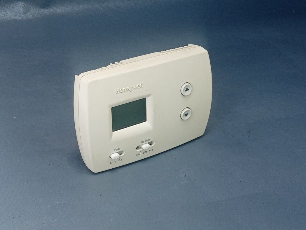 PRO 3000 1 Heat/1 Cool Non-Programmable Digital Thermostat. 1 Pack