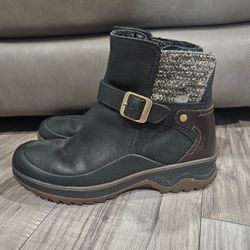 Like New, Women's 7½ Merrell Eventyr Strap Ankle Boots