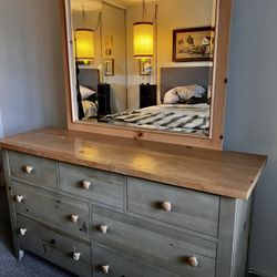 Broyhill Dresser With Mirror And Chest Of Drawers Bedroom Set