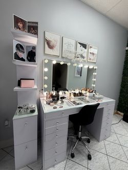 White Makeup Vanity Desk with Hollywood Mirror