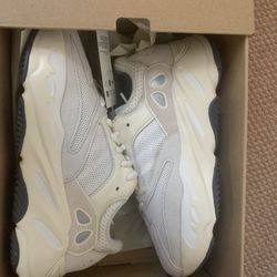DS Yeezy 700 analog size 7.5