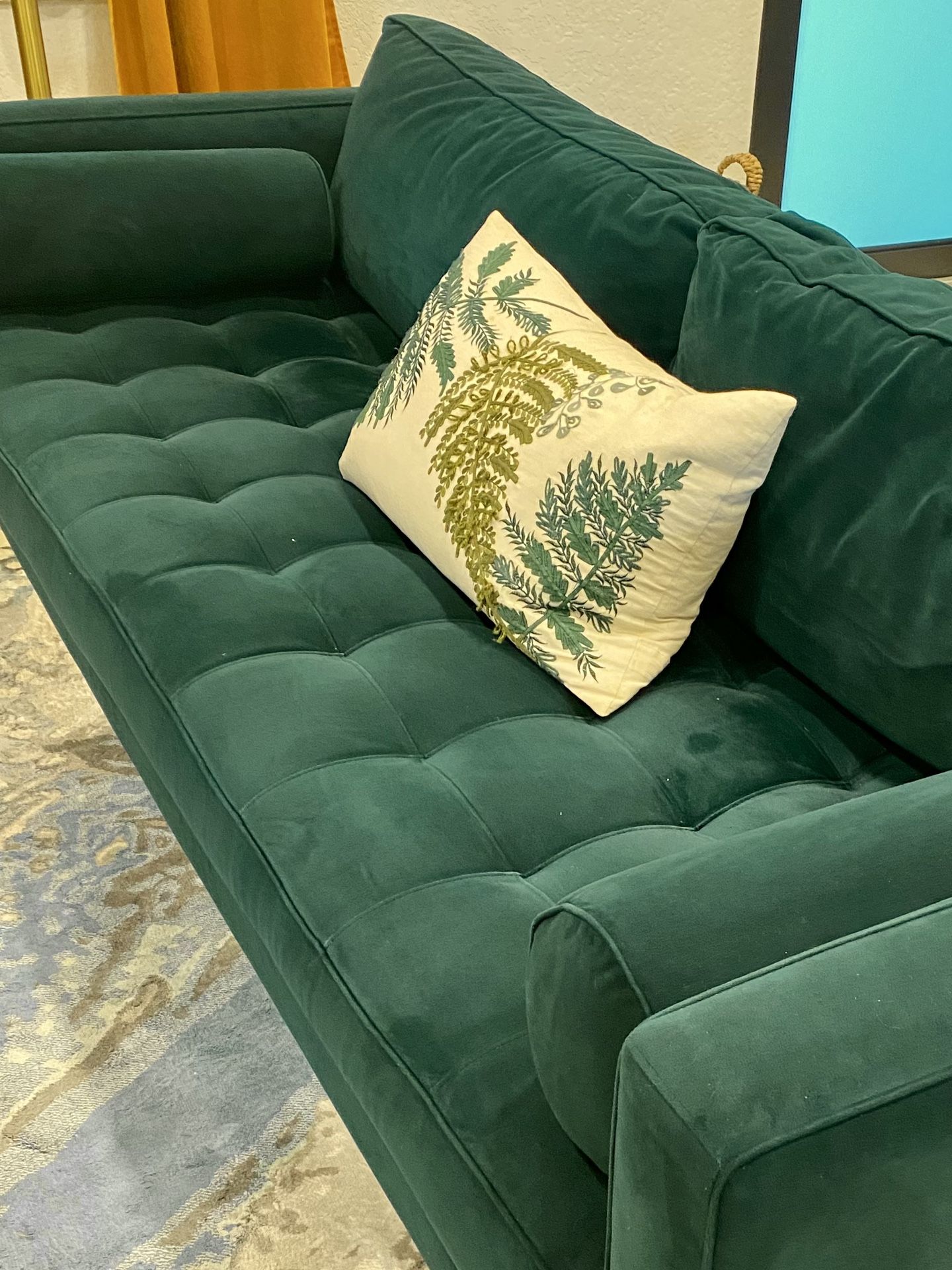 COUCH EMERALD GREEN MICROFIBER for Sale in Miami, FL - OfferUp