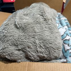 Caja De Cobijas Y Bolsa De Ropa Gratis 