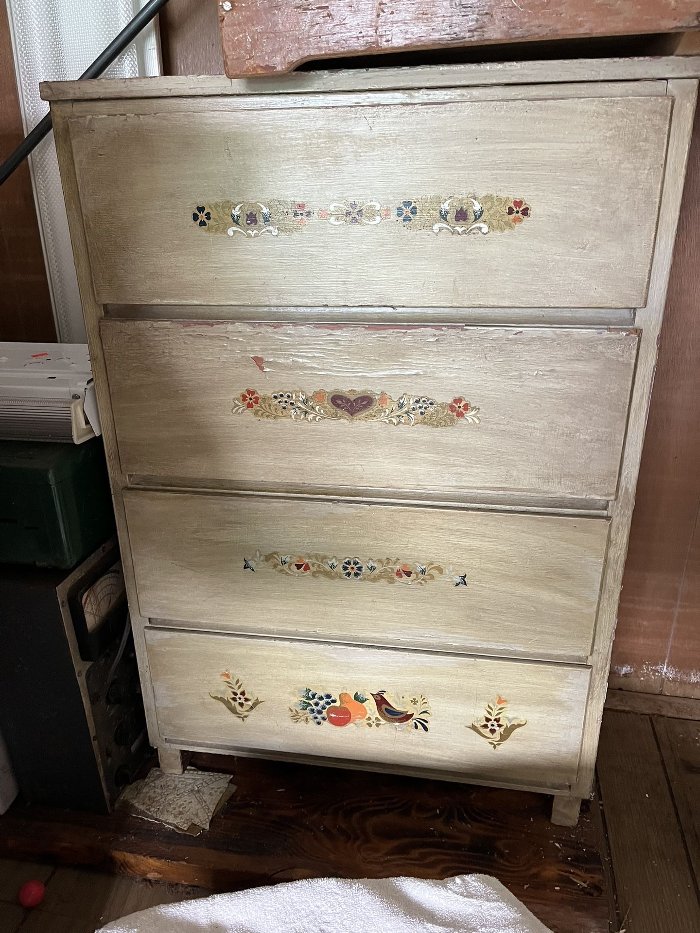 Dresser. FREE.
