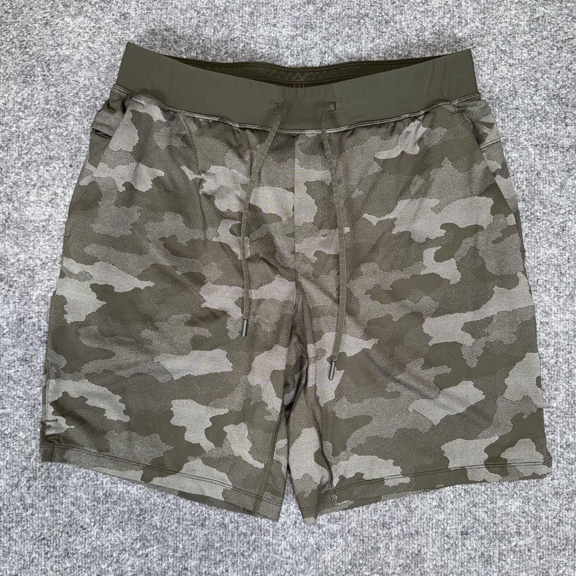 Lululemon T.H.E. Short Mens XL Green Camo Training 33x9 Athletic Gym Linerless
