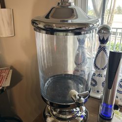 Hammered copper mug set with metal display stand. Approximately 10 oz per mug. May have been used once during the holidays; otherwise stored as décor.