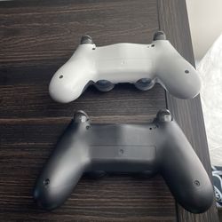  USED PlayStation 4 (2 Controllers)