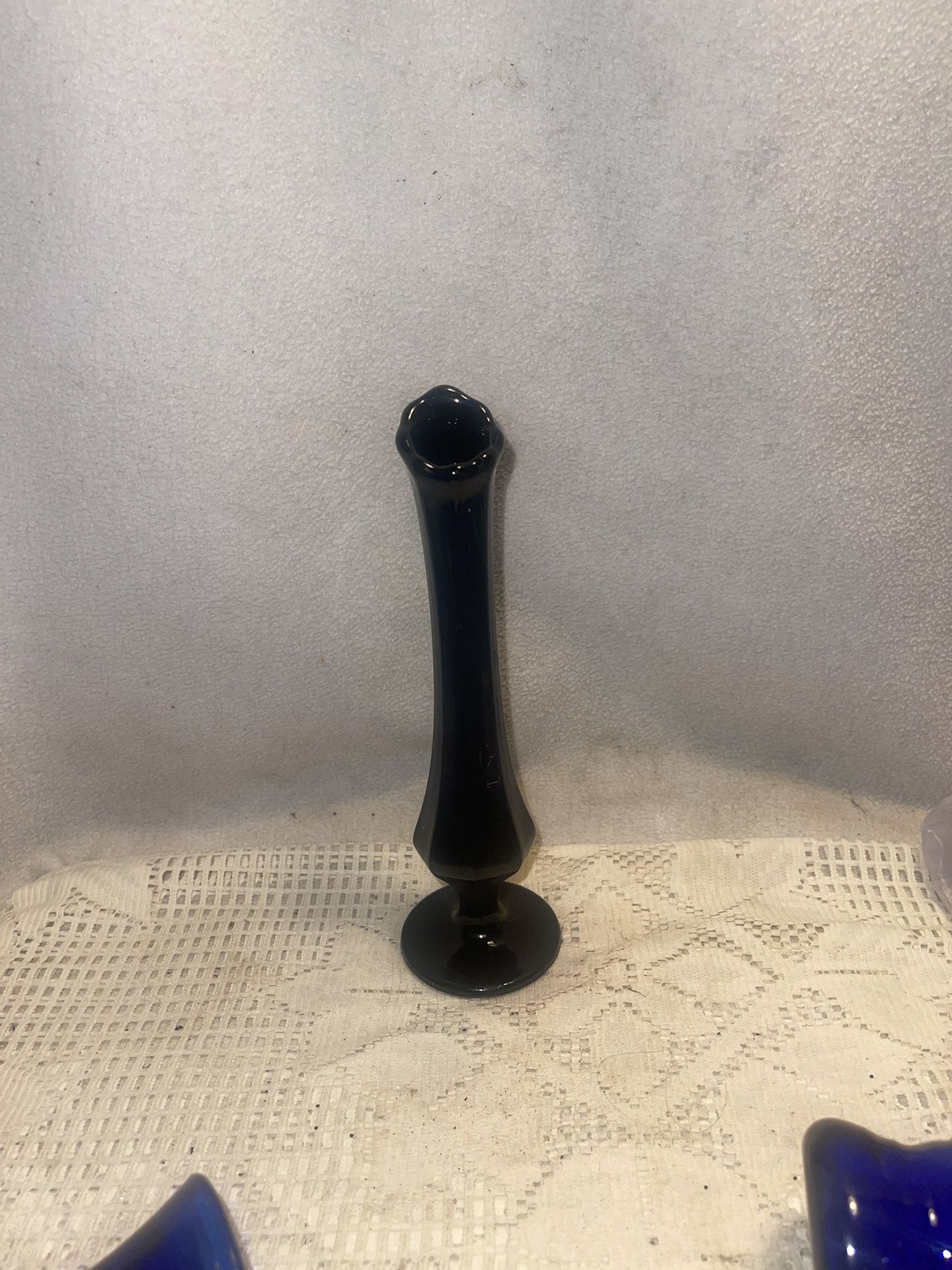 Vintage black glass FENTON bud vase swung. No chips or cracks