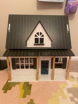 Dollhouse / Kids Wooden Playhouse – Great Condition 🏡✨