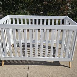 Delta Children Essex 4-in-1 Convertible Baby Crib Toddler Bed White 