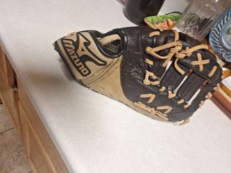 LIKE NEW USED FEE GAMES  . MIZUNO GXF -75.  12.5 . $110.  FIRM PRICE  BROKEN IN SOFTBALL& BASEBALL  FIRST BASE.
