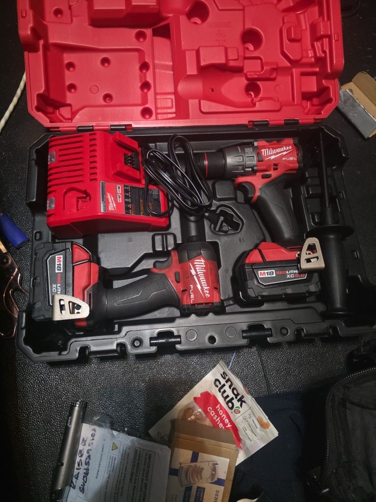 Milwaukee Drill Set  3697-22