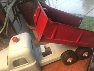 Antique 1920’s Structo dump truck with light