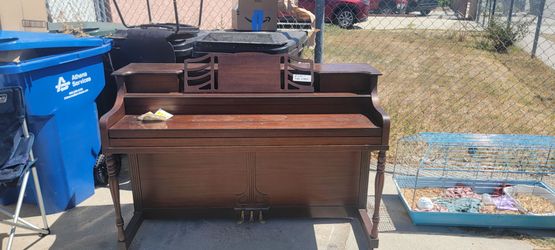 Piano w/bench