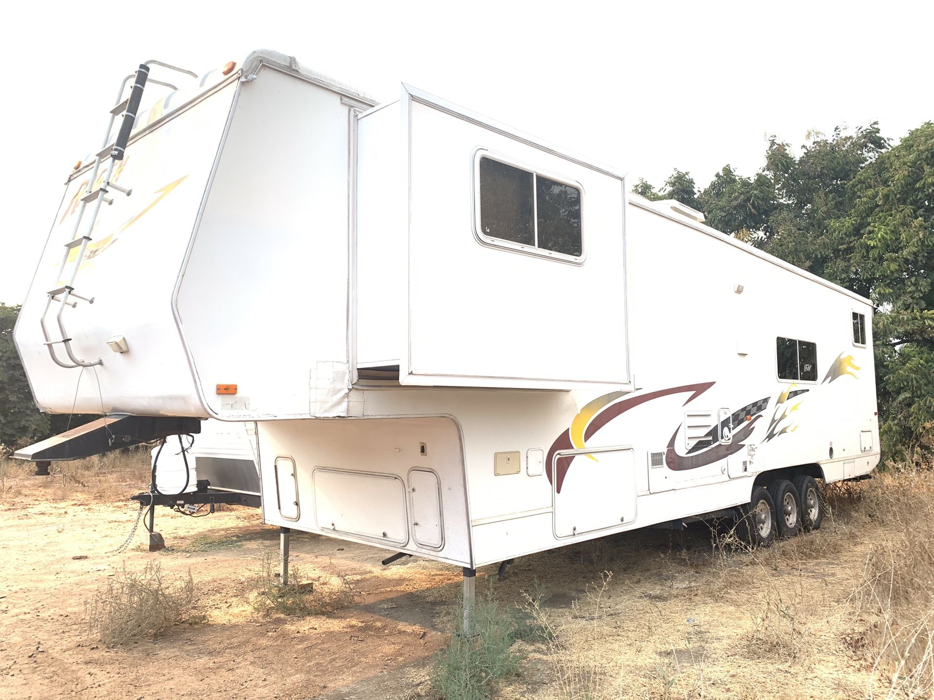 2004 fifth wheel toy hauler