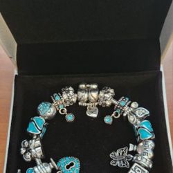 New AUTHENTIC PANDORA BRACELET  with EUROPEAN Beads 