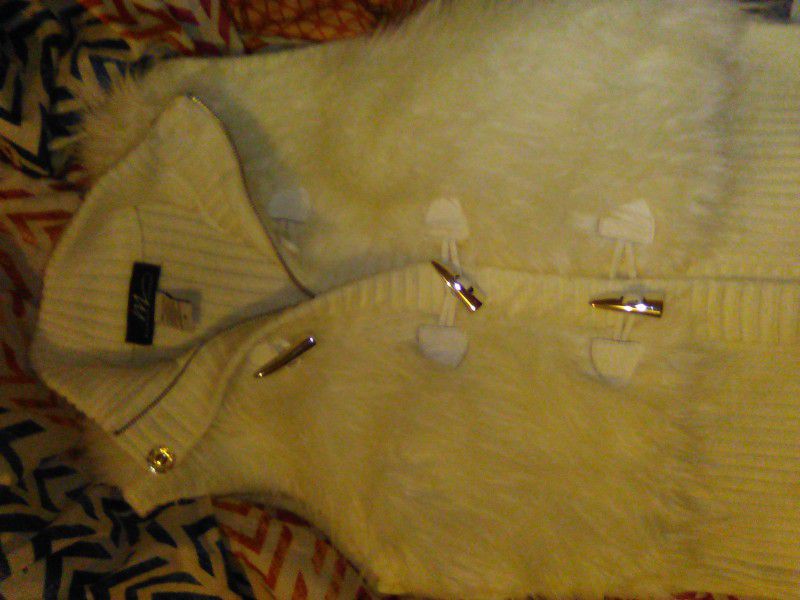 Woman's White Faux Fur Ziper Sweater Vest