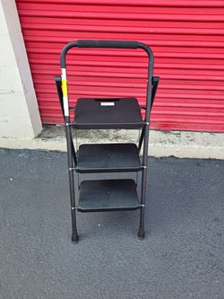3-Step Folding Step Ladder with Handle