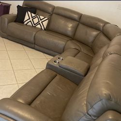 Couch In Excellent Condition 