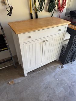 Kitchen Cabinet with Drawer