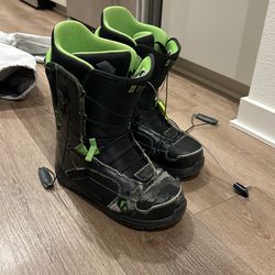 Snowboarding boots