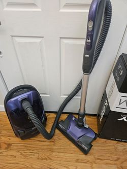 New Cond KENMOR CANIESTER VACUUM WITH ATTACHMENT AMS  AMAZING POWER SUCES. WORKS EXCELLENT AMAZING POWER SUCTION