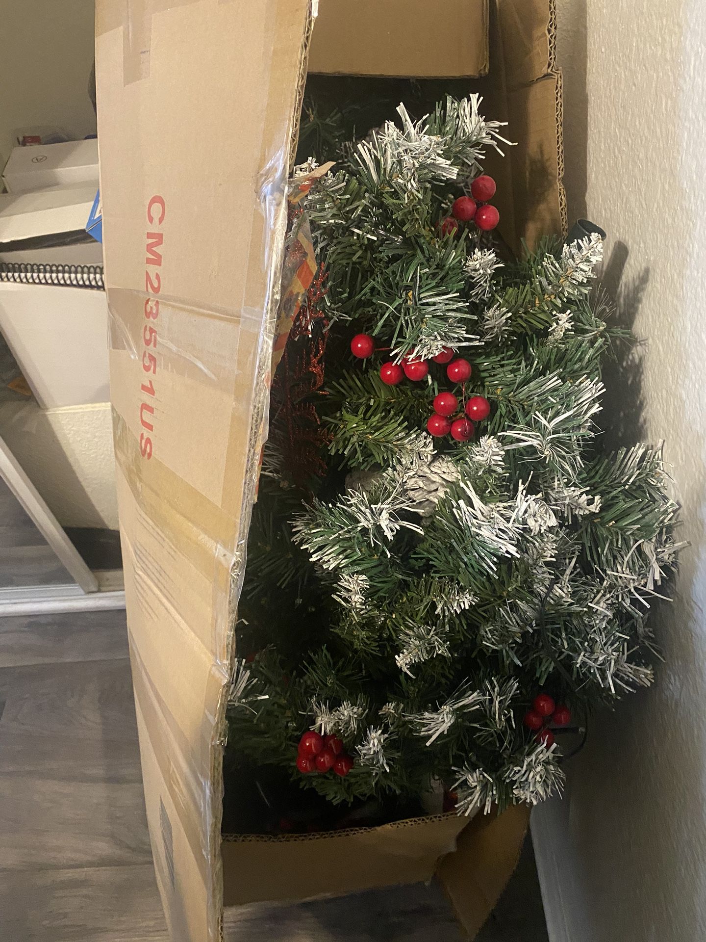 6 Foot Christmas Tree With Ornaments