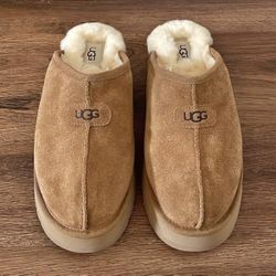 LIKE NEW—-Women’s UGG Discoquettes, Size 