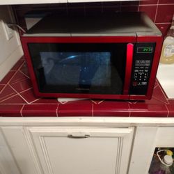 I HAVE A VERY GOOD MICROWAVE FOR SALE!  
