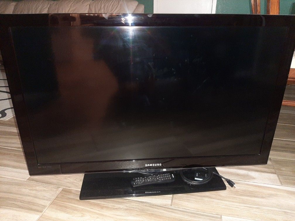 40" Samsung HDTV + Remote, HDMI Splitter