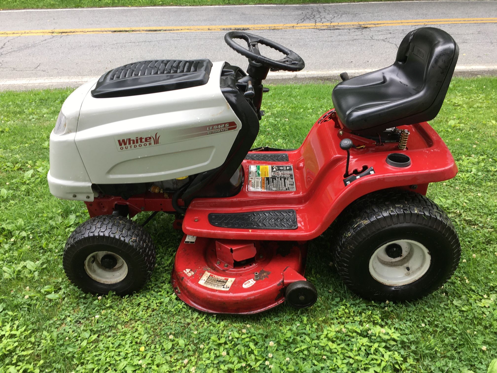 White LT942G 19HP 42” Auto Riding Lawn Mower