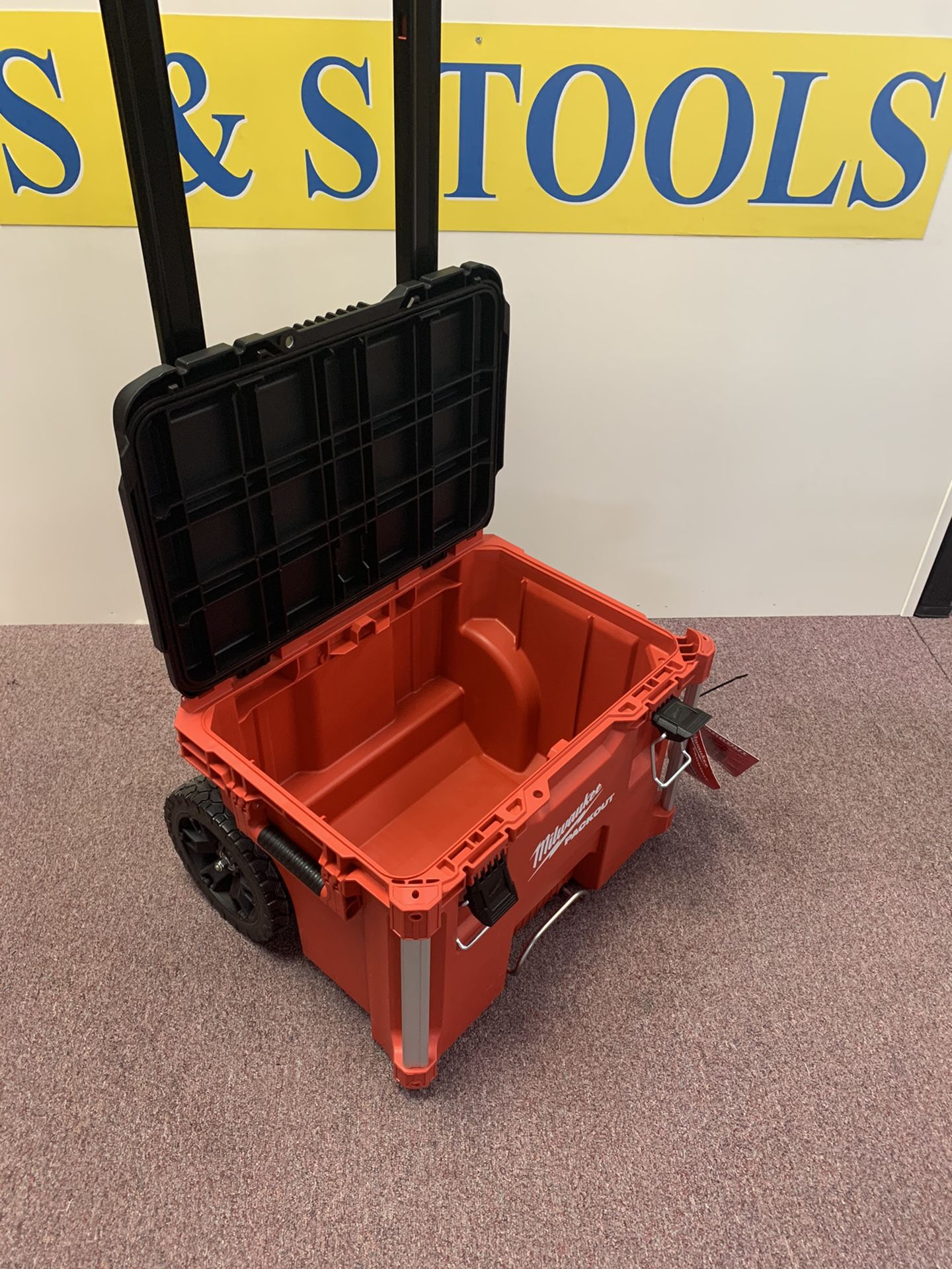 New Milwaukee Rolling Packout Tool Box