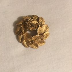 Goldtone wreath brooch