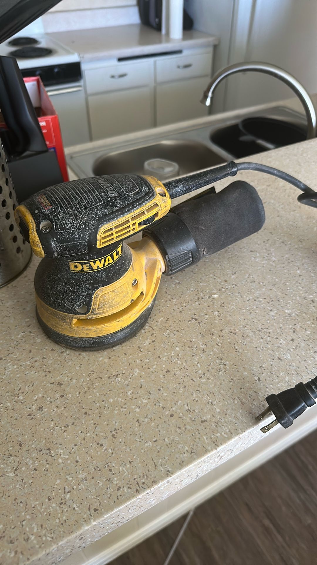 Dewalt 3amp palm sander 