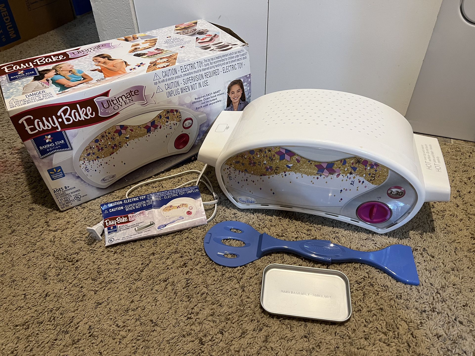 Easy Bake Ultimate Oven, Baking Star Super Treat Edition with 3 Mixes. For  ages 8 and up.