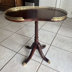 Beautiful Antique Kidney Shape Mahogany Claw Foot Table