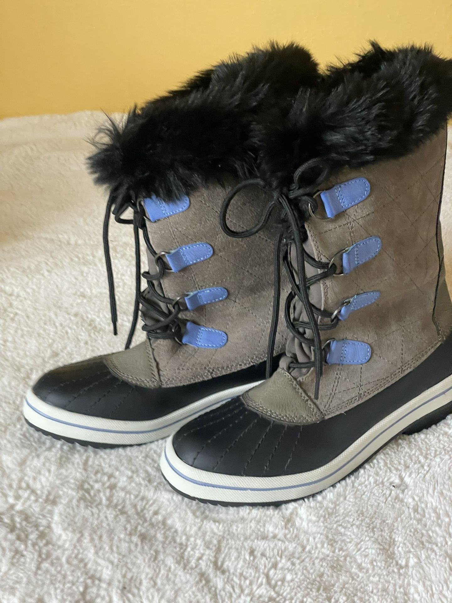 New Women’s Snow Boots Size 6 Faux Fur