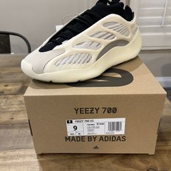 ( Size 9 ) Adidas Yeezy 700 V3, Azael