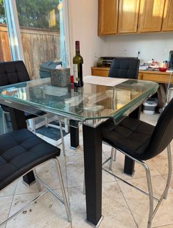 Table with 4 chairs
