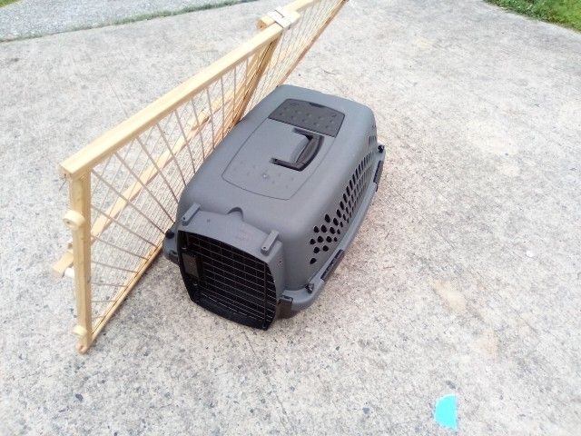 Grey Dog Kennel+Gate 20.00