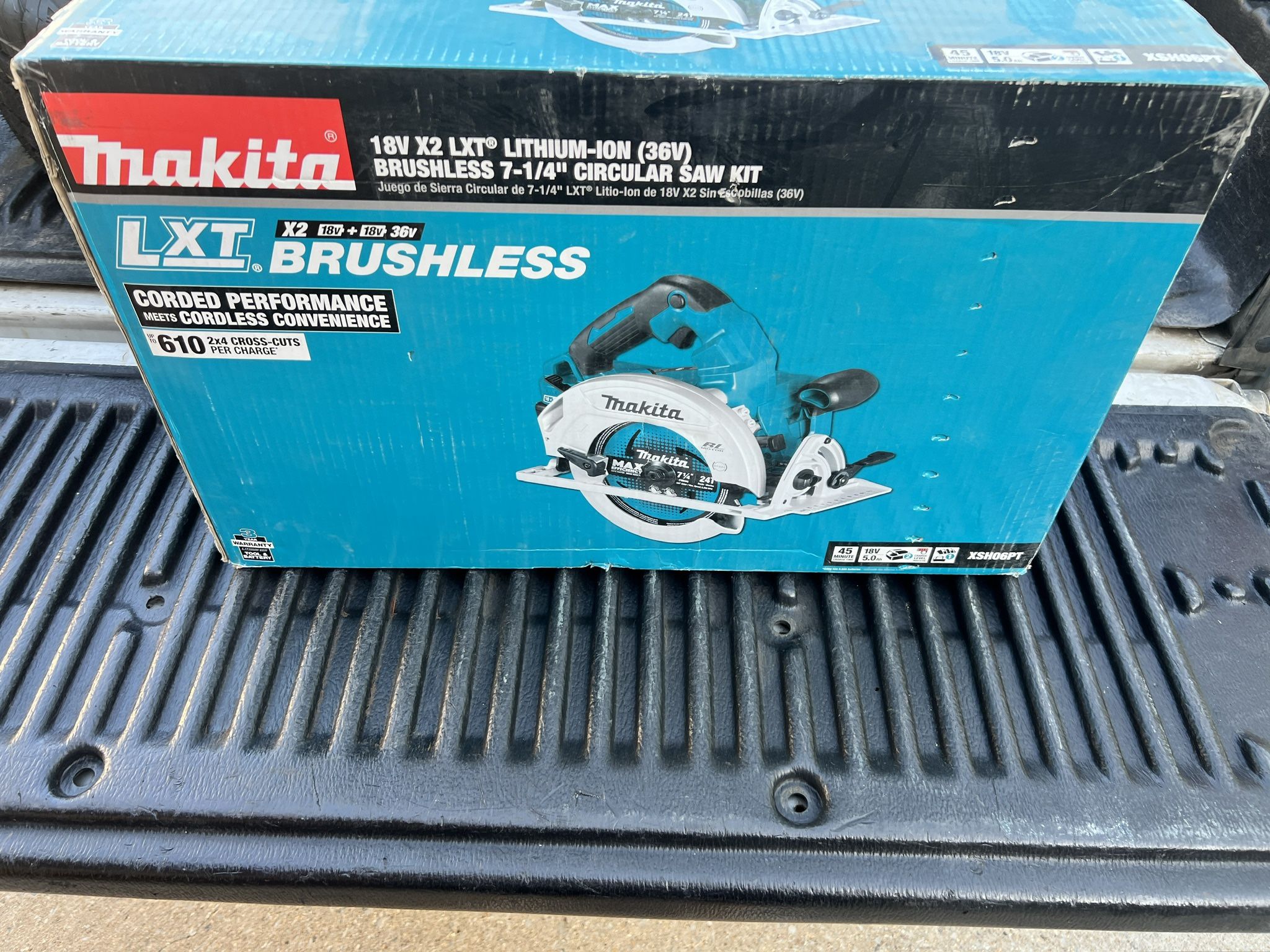 BRAND NEW Makita 18V X2 LXT (36V) Brushless Cordless 7-1/4” Circular Saw Kit (5.0Ah batteries includ