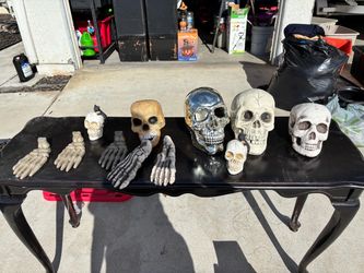 Skulls  for Halloween one strobe skull decor