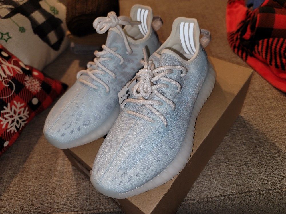 New Yeezy boost 350 V2 Monice size 6 DS