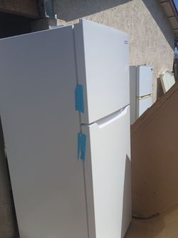 Refrigerator w Freezer