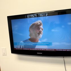 Samsung 32 Inch Tv Non-Smart With Wall Bracket And Factory Remote